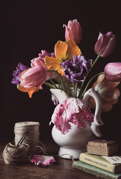 Tulpenstrauß und Bücher