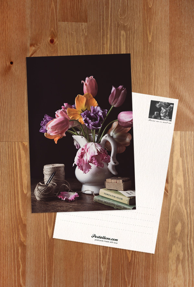 Tulpenstrauß und Bücher