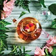 Tee mit rosa Lilien