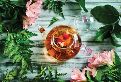 Tee mit rosa Lilien