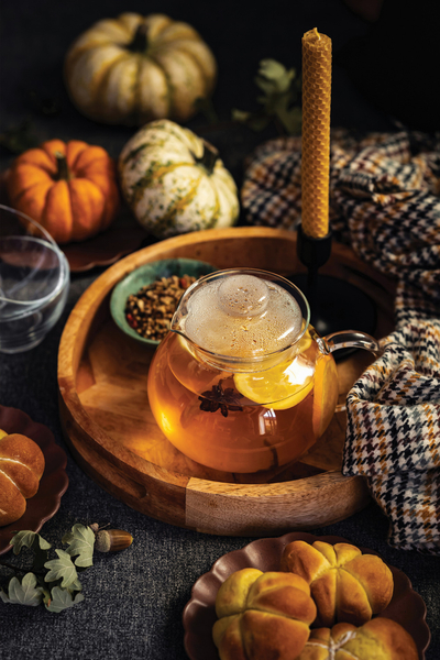 Herbsttee und Kürbisse