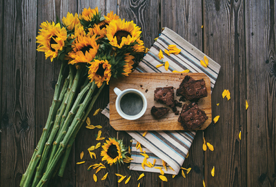 Kaffee und Sonnenblumen