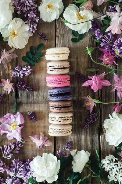 Bunte Makronen und Blumen
