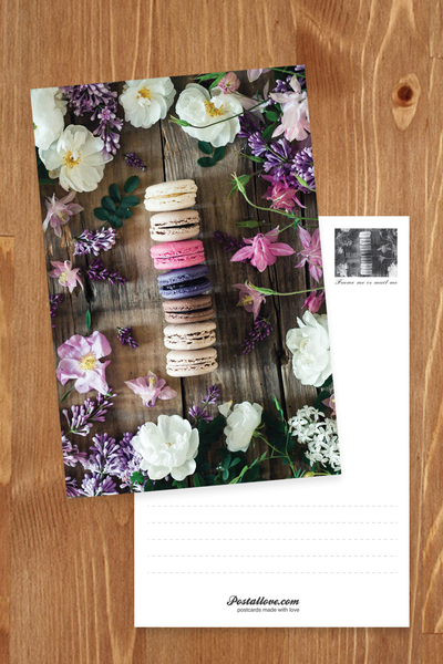 Bunte Makronen und Blumen