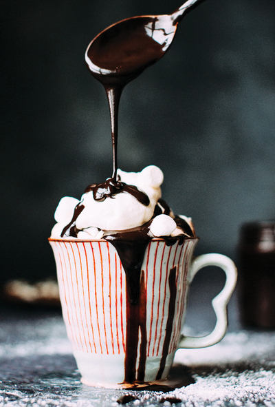 Eine gestreifte Tasse mit heißer Schokolade und Marshmallows