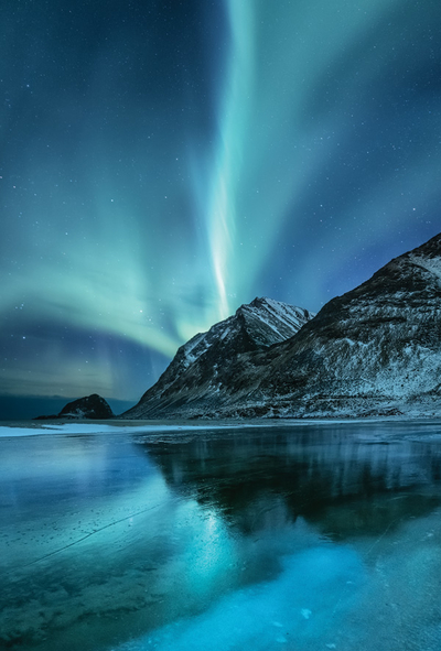 Landschaft mit Bergen und Polarlicht