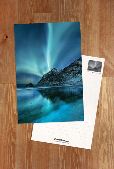 Landschaft mit Bergen und Polarlicht