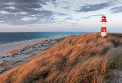 Landschaft mit Dünen und Leuchtturm
