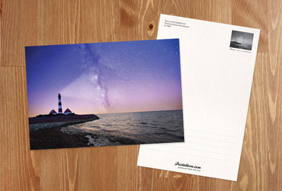 Unter dem Sternenhimmel mit einem Leuchtturm