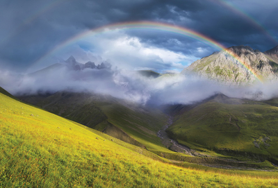 Regenbogen in den Bergen