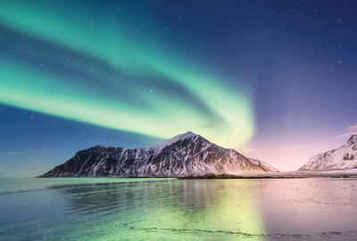 Nordlicht über einem Strand in Norwegen