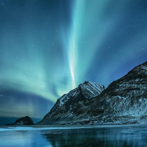 Landschaft mit Bergen und Polarlicht