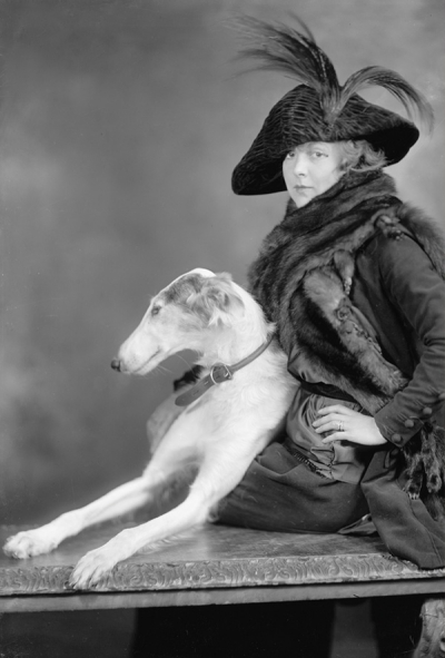 Dame mit Windhund