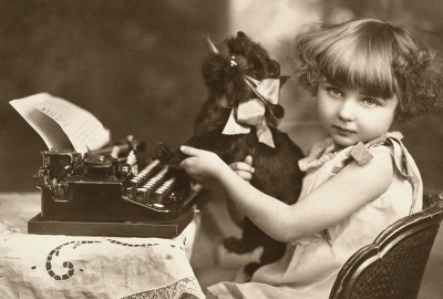 Kleines Mädchen mit Hund und Schreibmaschine
