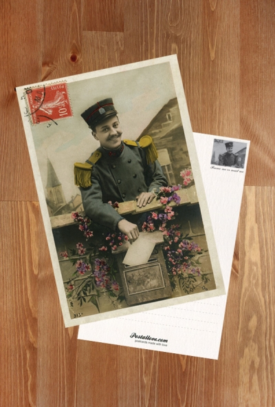 Lächelnder Briefträger