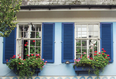 Blaue Fensterläden - Anna Markiewicz
