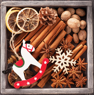 Weihnachtsgewürze und ein Schaukelpferd