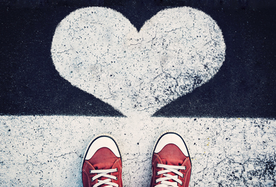 Rote Turnschuhe und Herzen
