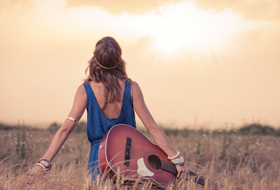 Mädchen mit Gitarre