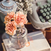 Schreibmaschine und Blumen