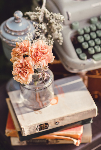 Schreibmaschine und Blumen