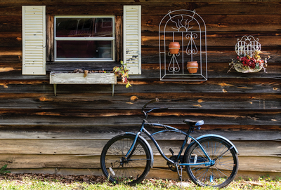 Fahrrad und ein altes Holzhaus