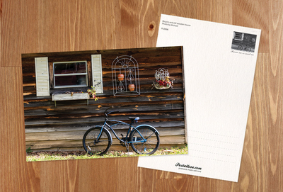 Fahrrad und ein altes Holzhaus