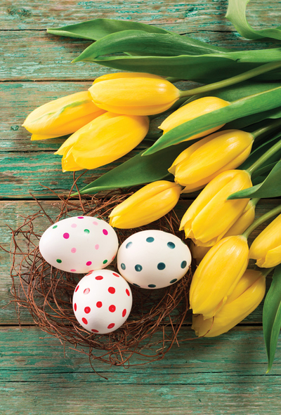 Ostereier und gelbe Tulpen