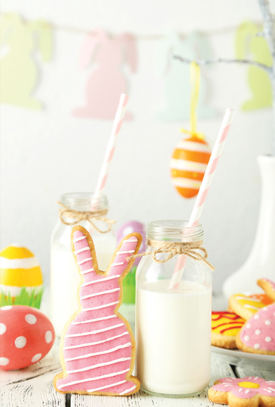 Osterkekse, Milch und Ostereier
