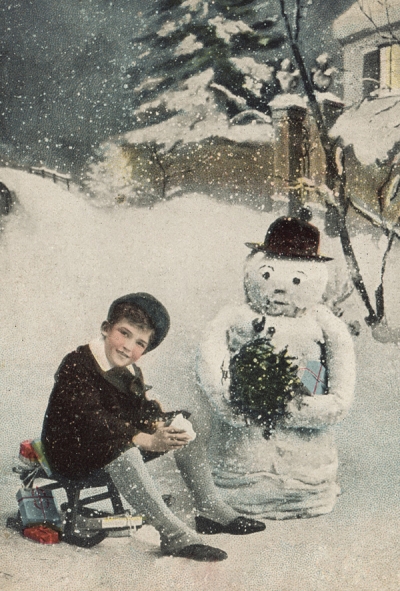 Junge mit Schneemann