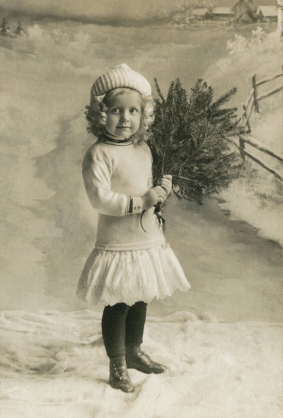 Mädchen mit Weihnachtsbaum