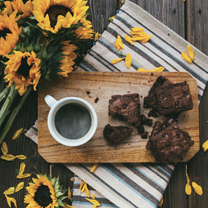 Kaffee und Sonnenblumen