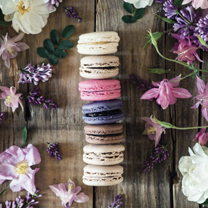 Bunte Makronen und Blumen