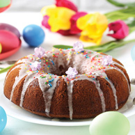 Osterkuchen und Tulpen