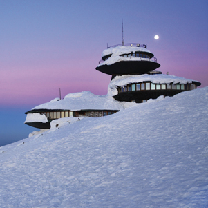 Poland - Love to be here... - Das Wetterobservatorium auf der Schneekoppe & der Mond