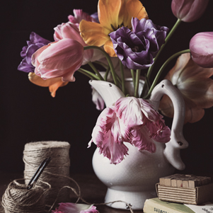 Tulpenstrauß und Bücher