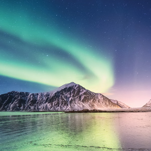 Nordlicht über einem Strand in Norwegen