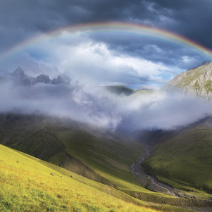 Regenbogen in den Bergen