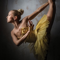 Ballerina im gelben Kleid
