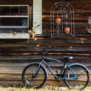 Fahrrad und ein altes Holzhaus