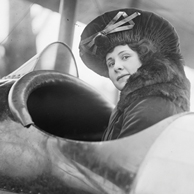 Edna im Flugzeug