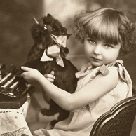 Kleines Mädchen mit Hund und Schreibmaschine