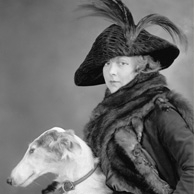 Dame mit Windhund