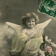 Putto mit Blumen