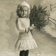 Mädchen mit Weihnachtsbaum