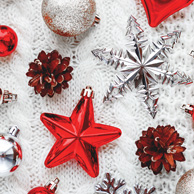 Rot-silberner Christbaumschmuck